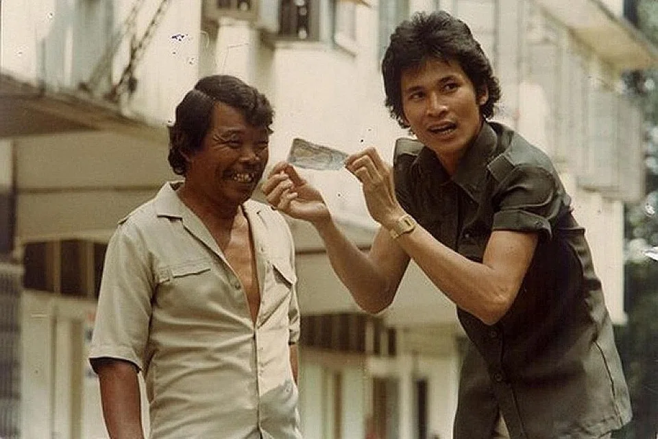 PENERAJU FILEM KOMEDI: Hamid Gurkha (kiri) bersama pelakon Dharma Harun Al-Rashid dalam filem 'Sikit Punya Gila'. - Foto INSTAGRAM BINTANG LAMA