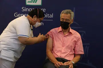 Perdana Menteri Lee Hsien Loong menerima dos ketiga vaksin Covid-19 di Hospital Besar Singapura pada 17 September. 