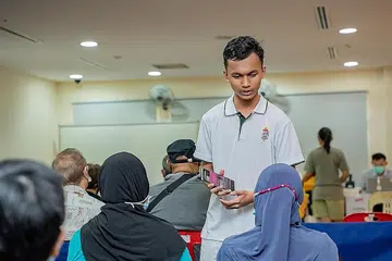 TURUN PADANG: Sufi giat turun padang membantu warga emas belajar cara untuk menuntut dan menggunakan Baucar CDC mereka secara digital di kelab masyarakat. - Foto BH oleh NUR DIYANA TAHA