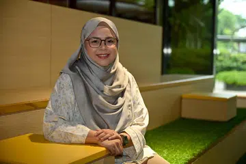 Cik Zoey Zuwaswina Zupri adalah antara pelajar dewasa yang telah menfaatkan skim Akademi Pendidikan dan Latihan Berterusan (CET) Politeknik Ngee Ann dengan mendapatkan Diploma Pengurusan Gunaan untuk Tempat Kerja Masa Depan (DMFW).