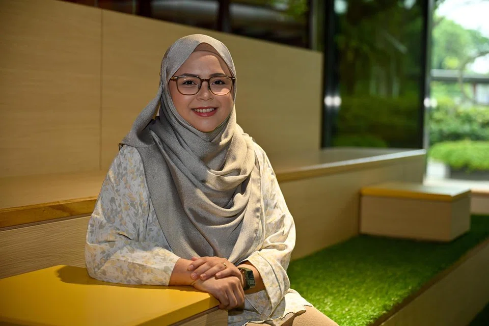 Cik Zoey Zuwaswina Zupri adalah antara pelajar dewasa yang telah menfaatkan skim Akademi Pendidikan dan Latihan Berterusan (CET) Politeknik Ngee Ann dengan mendapatkan Diploma Pengurusan Gunaan untuk Tempat Kerja Masa Depan (DMFW).