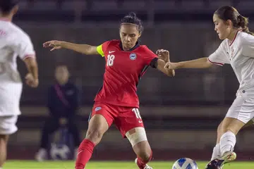 Kapten Singa Wanita, Siti Rosnani Azman (tengah), ketika beraksi menentang Indonesia di Piala Persekutuan Bola Sepak Asean (AFF) Wanita pada 2 Disember. 