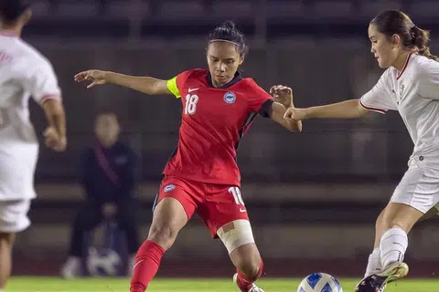 Kapten Singa Wanita, Siti Rosnani Azman (tengah), ketika beraksi menentang Indonesia di Piala Persekutuan Bola Sepak Asean (AFF) Wanita pada 2 Disember. 