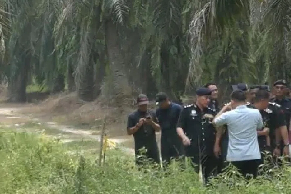 Polis percaya kawasan ladang sawit di Kampung Sri Keledang, Hulu Bernam, ini adalah lokasi utama kes pembunuhan bekas penuntut Universiti Pendidikan Sultan Idris (UPSI), Allahyarhamha Nur Farah Kartini Abdullah (gambar sisipan).