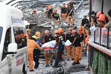 Pasukan penyelamat membawa keluar mayat mangsa yang terbunuh dalam kejadian bangunan runtuh di Bandar Angeles di utara Filipina, pada 24 Mei.
