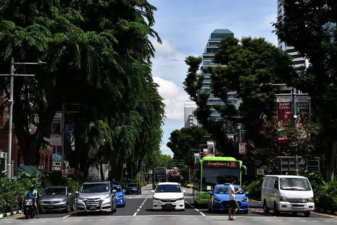 KEADAAN JALAN RAYA TIDAK SESIBUK SEPERTI DAHULU: LTA mendedahkan jumlah kenderaan di jalan raya rata-rata susut 60 peratus sejak pandemik koronavirus bermula pada Januari lalu,