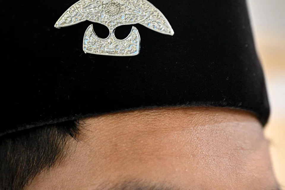 Songkok bersama brooch. 