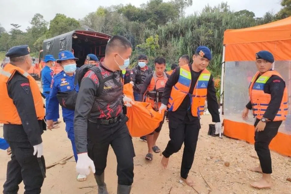 Pasukan mencari dan menyelamat (SAR) menemukan salah seorang mangsa yang terkorban dalam kejadian trak terjunam ke Sungai Segati, Desa Segati, Pelalawan, Riau, Indonesia, pada 24 Februari.