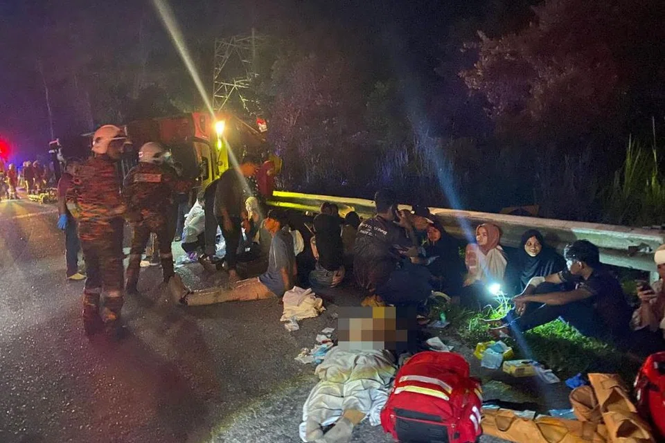 Sebahagian mangsa iaitu penuntut Universiti Pendidikan Sultan Idris (UPSI), Perak, yang selamat dalam nahas bas terbalik di Jalan Raya Timur-Barat (JRTB) berhampiran Tasik Banding, Gerik, Perak, pada awal pagi 9 Jun.
