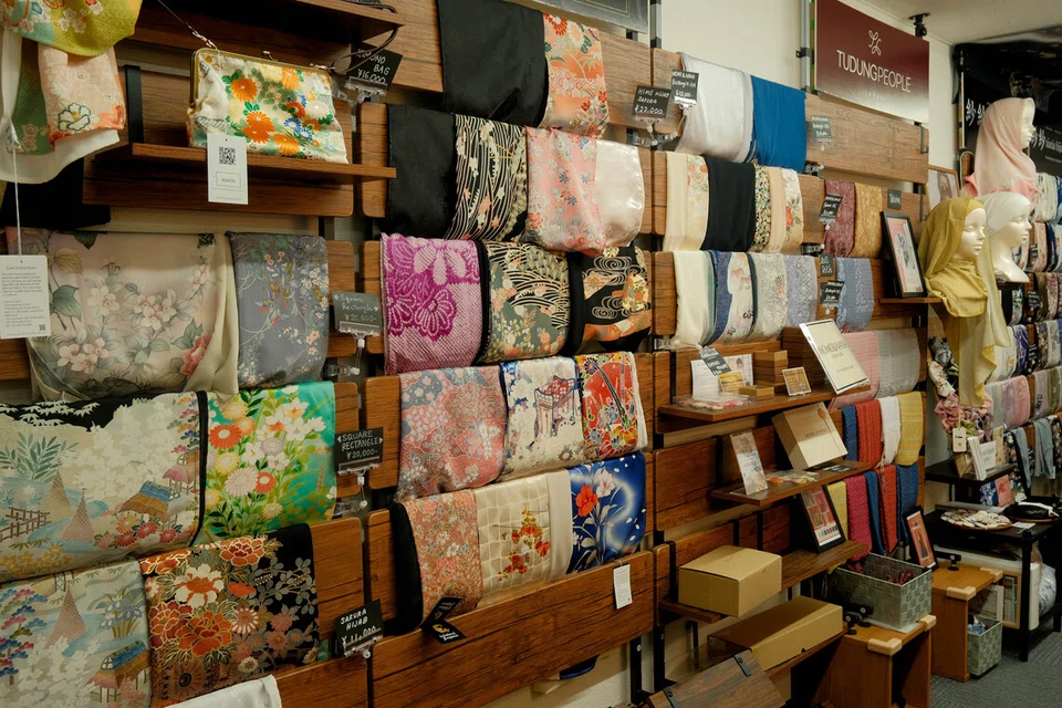 Koleksi hijab yang menampilkan corak kimono dan motif tradisional Jepun. Terdapat juga kolaborasi istimewa bersama jenama TudungPeople.