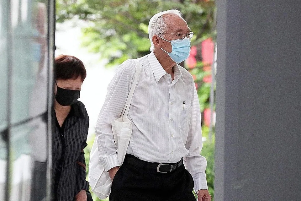 SALAH GUNA DANA: Jerry Lee Kian Eng (depan) dijatuhkan hukuman penjara 6 tahun atas kesalahan mengambil lebih $4.7 juta untuk "pelaburan luar negara". - Foto BH oleh KELVIN CHNG