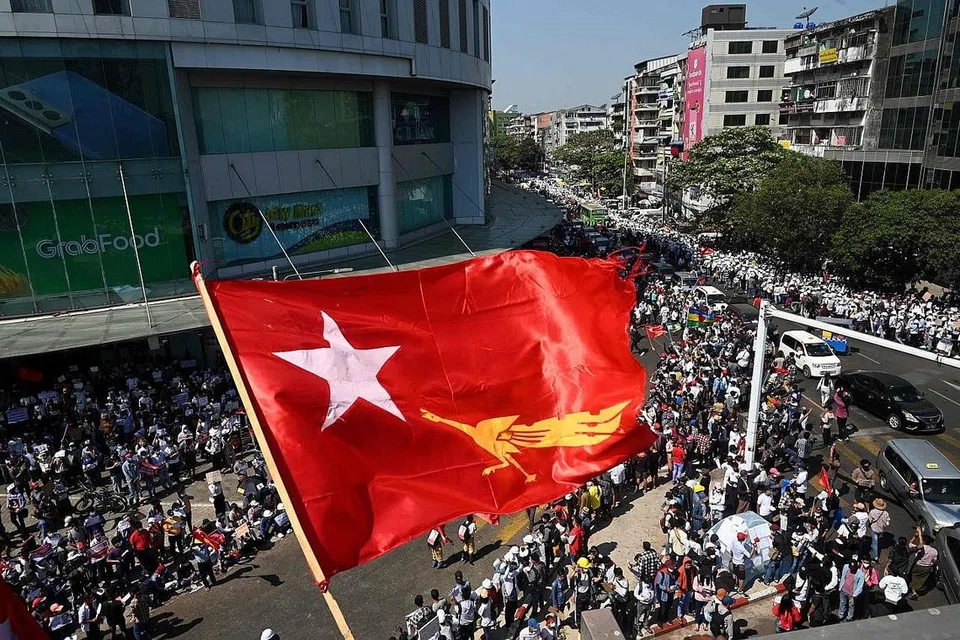 TENTANG KUDETA: Rakyat Myanmar mengadakan tunjuk perasaan beramai-ramai di Yangon dan di 120 kota seluruh Myanmar membantah rampasan kuasa dan perintah 'Darurat' yang dilakukan junta tentera sejak lebih seminggu lalu. - Foto AFP 