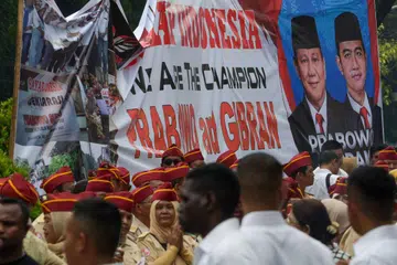 SOKONGAN PADU: Penyokong calon Presiden, Menteri Pertahanan Prabowo Subianto, dan calon Naib Presiden,  Mayor Solo Gibran Rakabuming Raka, yang juga anak Presiden Joko Widodo, berkumpul untuk memberi sokongan kepada calon mereka di Suruhanjaya Pilihan Raya di Jakarta pada 25 Oktober 2023.
