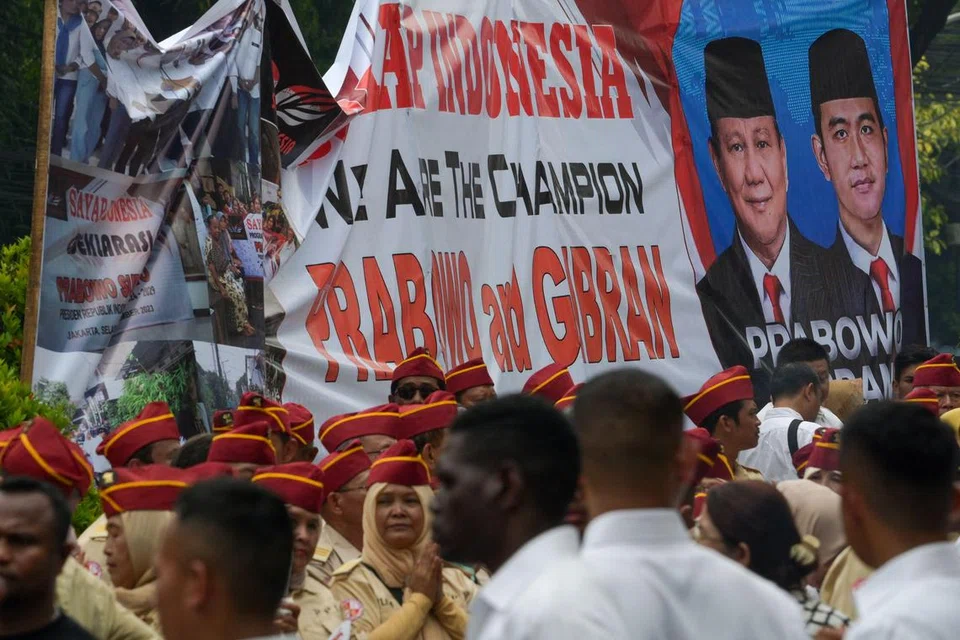 SOKONGAN PADU: Penyokong calon Presiden, Menteri Pertahanan Prabowo Subianto, dan calon Naib Presiden,  Mayor Solo Gibran Rakabuming Raka, yang juga anak Presiden Joko Widodo, berkumpul untuk memberi sokongan kepada calon mereka di Suruhanjaya Pilihan Raya di Jakarta pada 25 Oktober 2023.