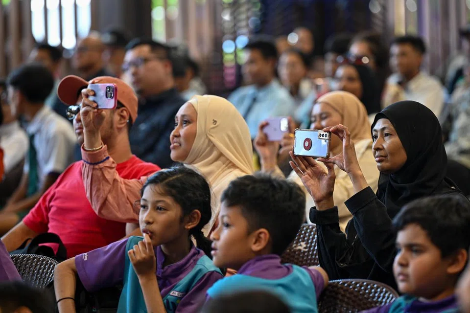 Orang ramai turut memeriahkan majlis tanda sokongan mereka kepada pelajar yang diadakan di Wisma Geylang Serai (WGS) pada 27 Mac, dari 2.30 hingga 5 petang.