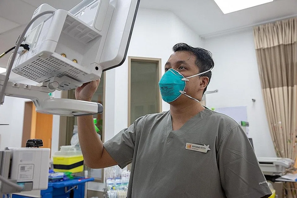 BERKORBAN DEMI TUGASAN: Tahun ini bukan kali pertama Encik Afiq bekerja pada 1 Syawal. Baginya memberikan khidmat sepenuhnya kepada pesakit tidak kira masa merupakan 'panggilannya' sebagai seorang jururawat. - Foto HOSPITAL BESAR SENGKANG