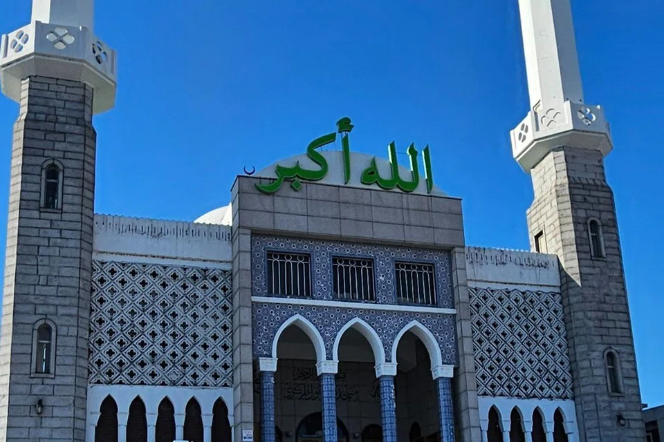 MASJID PUSAT SEOUL: Tempat ibadah boleh ditemui di Itaewon yang juga mempunyai banyak gerai makanan halal di kawasannya.
