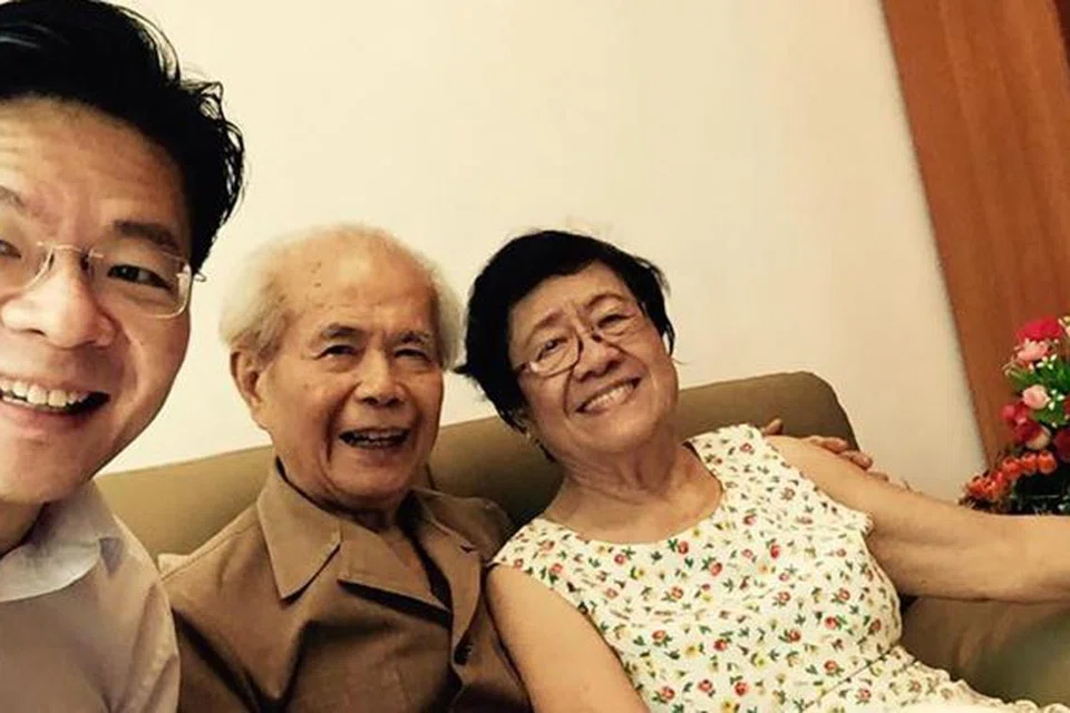 Encik Lawrence Wong mengambil swafoto bersama ibu dan bapanya pada 2015.