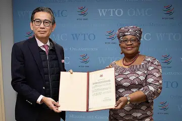 LINDUNGI LAUTAN DUNIA: Duta Tan Hung Seng (kiri) dan Ketua Pengarah WTO, Cik Ngozi Okonjo-Iweala. - Foto WTO