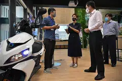 BANTUAN UNTUK 'START-UP': Encik Chan Chun Sing (kanan) bersama Cik Josephine Teo, berbincang dengan pengasas bersama Ion Mobiity, Encik James Chan, semasa kunjungan ke The Greenhouse dekat SMU Connexion semalam. - Foto BH oleh NG SOR LUAN