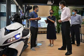 BANTUAN UNTUK 'START-UP': Encik Chan Chun Sing (kanan) bersama Cik Josephine Teo, berbincang dengan pengasas bersama Ion Mobiity, Encik James Chan, semasa kunjungan ke The Greenhouse dekat SMU Connexion semalam. - Foto BH oleh NG SOR LUAN