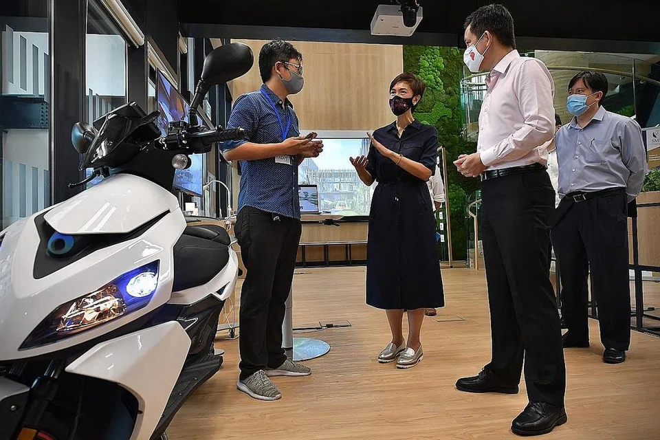 BANTUAN UNTUK 'START-UP': Encik Chan Chun Sing (kanan) bersama Cik Josephine Teo, berbincang dengan pengasas bersama Ion Mobiity, Encik James Chan, semasa kunjungan ke The Greenhouse dekat SMU Connexion semalam. - Foto BH oleh NG SOR LUAN