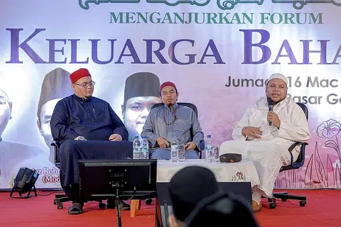 BERI PANDUAN: Ustaz Fizar (kiri) bersama Ustaz Zahid (kanan) menjayakan forum yang dianjurkan oleh Masjid Haji Mohd Salleh telah membincangkan pengertian, peranan suami isteri, anak serta panduan untuk keluarga bahagia di pasar Geylang Serai baru-baru ini. Ustaz Rohmani (tengah) bertindak sebagai moderator - Foto BH oleh IQBAL FAIZAL