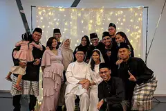 MERPATI DUA SEJOLI KENANG CINTA: Lulusan Politeknik Ngee Ann (NP), Encik Nur Syahid Nordin dan Cik Nurul Nadrah Rozman mengadakan majlis pernikahan di Sekolah Filem dan Pengajian Media, NP, sebagai mengenang detik pertemuan mereka di satu perkhemahan pelajar lebih sedekad lalu. - Foto POLITEKNIK NGEE ANN