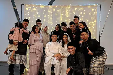 MERPATI DUA SEJOLI KENANG CINTA: Lulusan Politeknik Ngee Ann (NP), Encik Nur Syahid Nordin dan Cik Nurul Nadrah Rozman mengadakan majlis pernikahan di Sekolah Filem dan Pengajian Media, NP, sebagai mengenang detik pertemuan mereka di satu perkhemahan pelajar lebih sedekad lalu. - Foto POLITEKNIK NGEE ANN