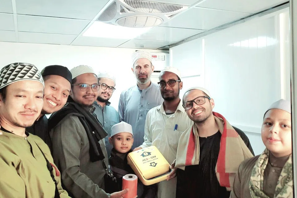 Antara peralatan yang didermakan oleh Dr Mohamad Fahamy Koenitz Iskandar (dua dari kanan) kepada The Charity Hospital termasuk Defibrilator Luaran Automatik (AED). Beliau berada di Tarim, Yaman, selama lebih tiga minggu, antara 21 Disember 2023 dengan 12 Januari 2024, untuk membimbing kakitangan penjagaan kesihatan di sana cara menggunakan peralatan hospital dengan betul.