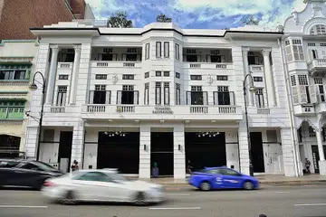 PUTIH BERSIH: Temasek Shophouse di sekitar kawasan Orchard Road ini memenangi Anugerah Baik Pulih semasa majlis penganugerahan Anugerah Warisan Seni Bina tahun ini. - Foto BH oleh DESMOND WEE