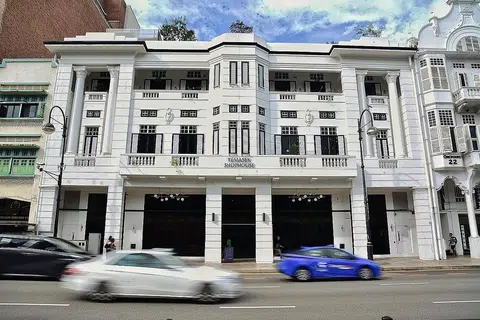 PUTIH BERSIH: Temasek Shophouse di sekitar kawasan Orchard Road ini memenangi Anugerah Baik Pulih semasa majlis penganugerahan Anugerah Warisan Seni Bina tahun ini. - Foto BH oleh DESMOND WEE
