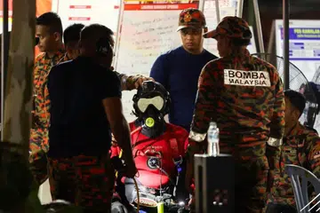 Anggota Pasukan Penyelamat di Air Jabatan Bomba dan Penyelamat Malaysia turun ke lurang kumbahan di tempat kejadian tanah jerlus di Masjid India, Kuala Lumpur, untuk operasi mencari wanita warga India yang hilang selepas terjatuh dalam tanah jerlus pada 23 Ogos. 