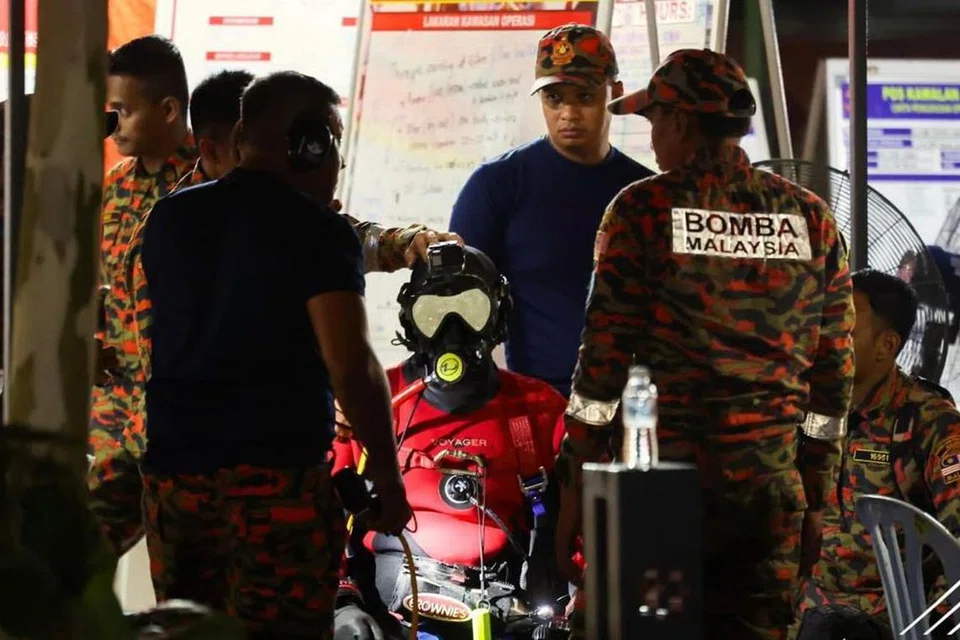 Anggota Pasukan Penyelamat di Air Jabatan Bomba dan Penyelamat Malaysia turun ke lurang kumbahan di tempat kejadian tanah jerlus di Masjid India, Kuala Lumpur, untuk operasi mencari wanita warga India yang hilang selepas terjatuh dalam tanah jerlus pada 23 Ogos. 