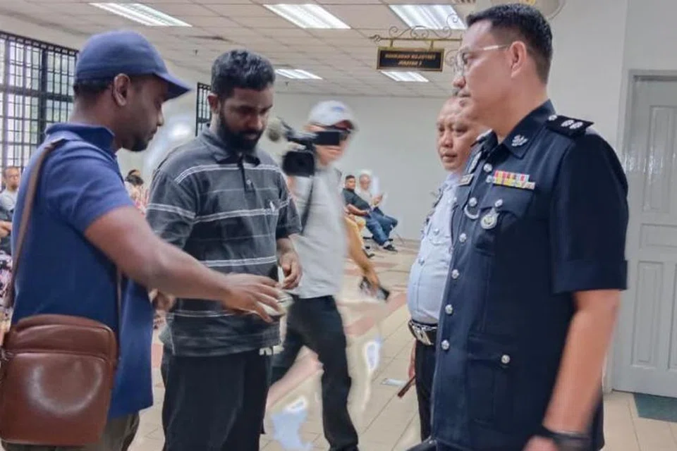 Seorang penyelia, S Nageshvaran (tengah), dituduh di Mahkamah Majistret Johor Bahru pada 26 November kerana memandu secara melulu dan bahaya akibat mabuk hingga menyebabkan kemalangan maut mengorbankan sepasang suami isteri di Pasir Gudang, Johor, pada 16 November lalu. 