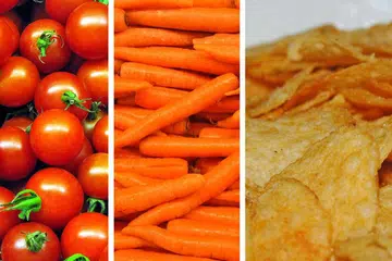 SNEK SIHAT: FoodSteps yang bakal dimulakan bulan depan, akan menggalakkan murid sekolah rendah memilih snek lebih sihat seperti ceri tomato (kiri) dan lobak merah (tengah) daripada kerepek kentang (kanan) supaya tabiat pemakanan sihat ini boleh dikekalkan sepanjang hayat. - Foto-foto FREEIMAGES.
