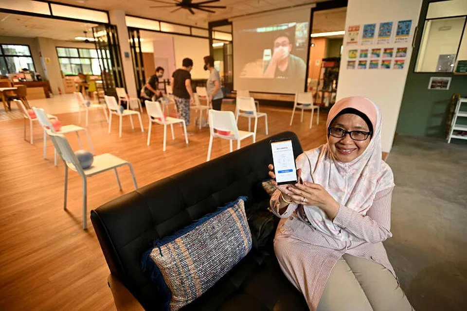 BELAJAR KEMAHIRAN DIGITAL: Cik Khadijah Samin mengikuti program pembelajaran Gerakan Transformasi Digital untuk Warga Emas di HouseofJoy@ TampinesGreenweave, sebuah tempat yang menganjurkan kegiatan buat warga emas yang terletak di bawah blok flatnya di Tampines.