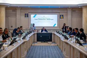PERKASA TATAKELOLA: Perdana Menteri Malaysia, Datuk Seri Anwar Ibrahim mempengerusikan mesyuarat bersama ketua jabatan dan agensi berkait jenayah kewangan di Kementerian Kewangan.
