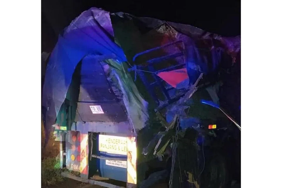 BAS REMPUH TRELER: Seramai 16 penumpang bas ekspres, yang kesemuanya warga Singapura, cedera ringan dan menerima rawatan awal di tempat kejadian selepas bas itu melanggar bahagian belakang sebuah treler (gambar atas). - Foto INFO.SEMASA/ FACEBOOK