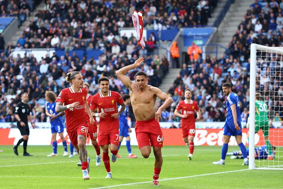 Pemain Liverpool, Trent Alexander-Arnold (tidak berbaju), menjaringkan gol tunggal Liverpool ketika menentang Leicester City pada 20 April di Stadium King Power. 
