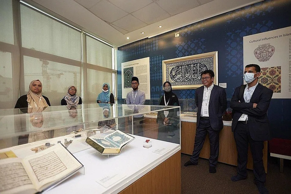 TINJAU PUSAT HARMONI: Wakil setempat dan antarabangsa berpeluang mengunjungi Pusat Harmoni di Masjid An-Nahdhah sebagai sebahagian ESP semalam. - Foto MUIS 