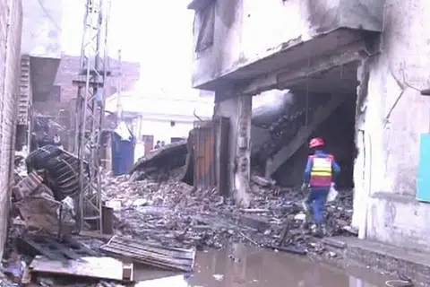 Letupan kilang minyak wangi di Lahore, Pakistan, meragut 11 nyawa. FOTO: DAWN/ASIA NEWS NETWORK