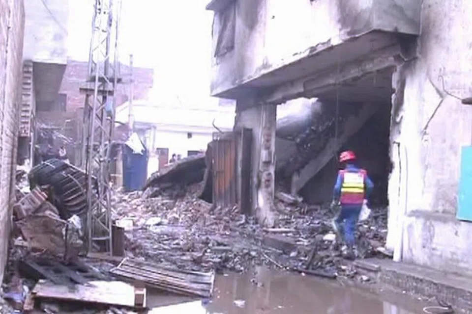 Letupan kilang minyak wangi di Lahore, Pakistan, meragut 11 nyawa. FOTO: DAWN/ASIA NEWS NETWORK