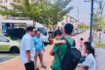 Petugas Operasi Agihan Zakat Hulu Langat, Lembaga Zakat Selangor,  menyantuni tujuh beranak yang ditemui hidup sebagai gelandangan di sekitar Bandar Baru Bangi, Selangor.