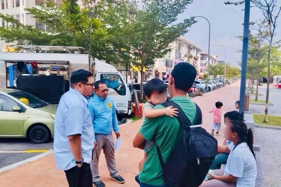 Petugas Operasi Agihan Zakat Hulu Langat, Lembaga Zakat Selangor,  menyantuni tujuh beranak yang ditemui hidup sebagai gelandangan di sekitar Bandar Baru Bangi, Selangor.