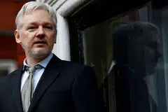 BURUAN AMERIKA: Julian Assange yang kini bersuaka di Kedutaan Ecuador di Britain dan pertubuhan Wikileaks mungkin diseret ke mahkamah oleh pihak berkuasa Amerika. - Foto REUTERS
