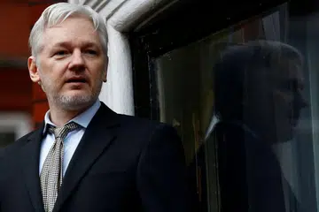 BURUAN AMERIKA: Julian Assange yang kini bersuaka di Kedutaan Ecuador di Britain dan pertubuhan Wikileaks mungkin diseret ke mahkamah oleh pihak berkuasa Amerika. - Foto REUTERS