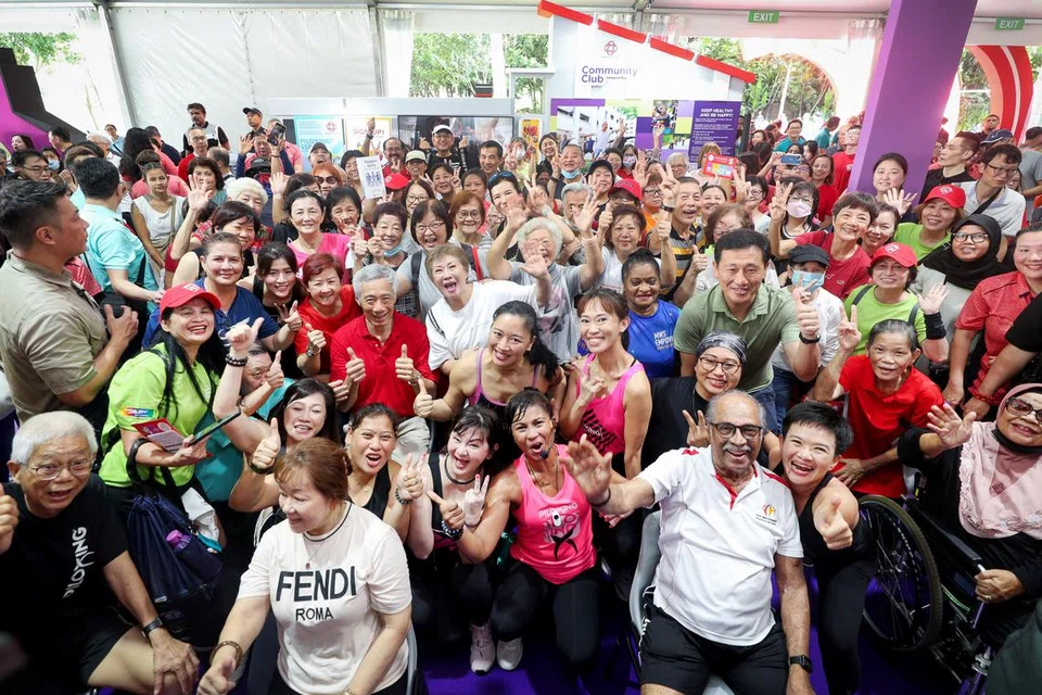 KURANGKAN BEBANAN GENERASI ‘TERHIMPIT’: Perdana Menteri, Encik Lee Hsien Loong bergambar dengan warga Singapura semasa pelancaran jerayawara SG Lebih Sihat. Encik Lee mengumumkan semasa Rapat Hari Kebangsaan 2023 bahawa Pakej Majulah akan diperkenal bagi membantu warga berusia dari 50-an hingga awal 60-an tahun untuk keperluan persaraan mereka.