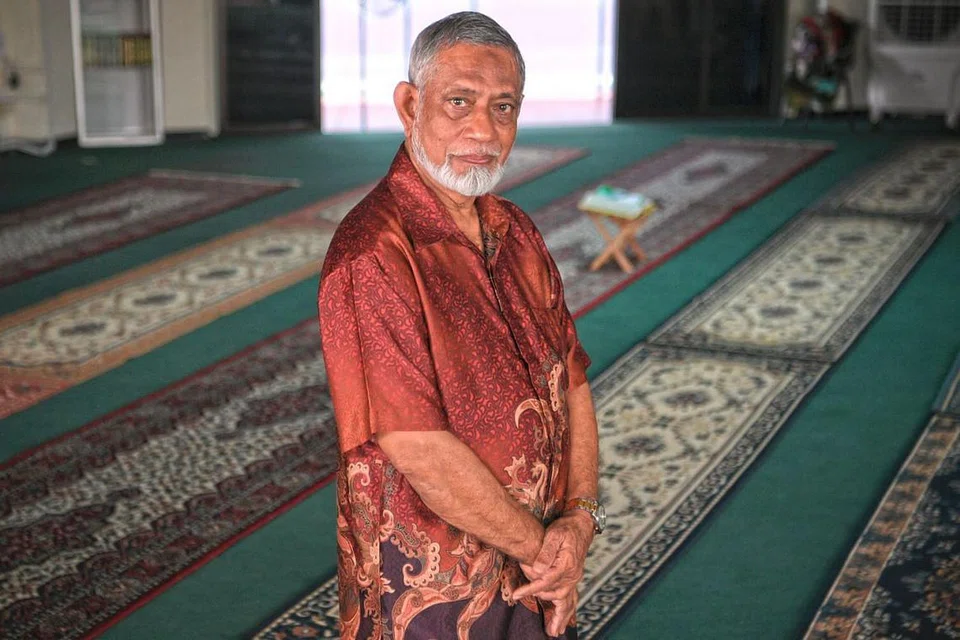 BERJASA DENGAN JUJUR: Ustaz Shaik Hussain berharap kepimpinan generasi baru boleh menabur jasa kepada masyarakat dengan jujur, tanpa harapkan sebarang balasan, seperti yang diamalkan pemimpin-pemimpin lalu. - Foto BM oleh MARK CHEONG