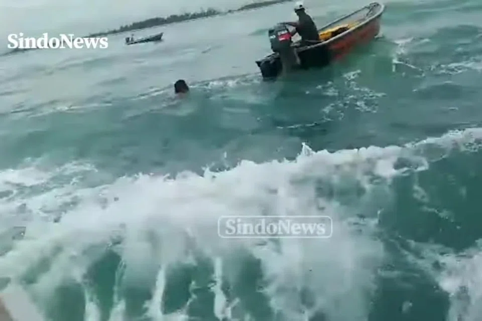 Ombak besar akibat kapal rondaan Polis Pengawal Pantai (PCG) Singapura, mengakibatkan salah seorang daripada rombongan lapan nelayan Indonesia itu terjatuh ke laut. 